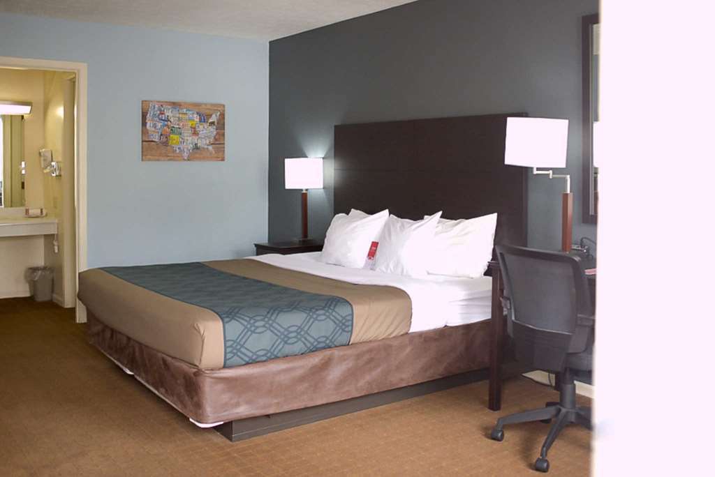 Econo Lodge Inn & Suites South Сандъски Стая снимка