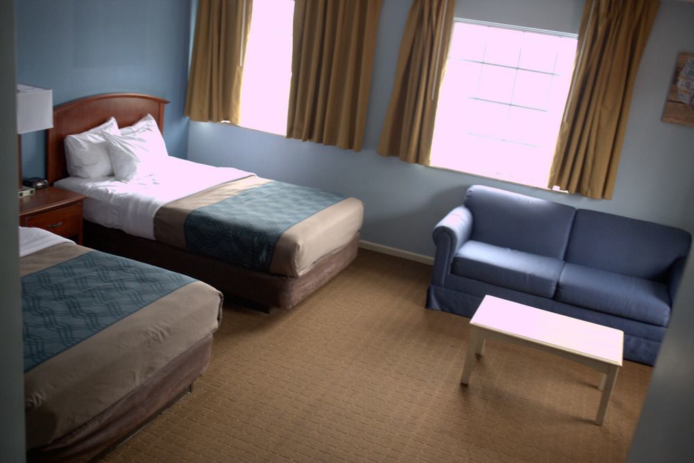 Econo Lodge Inn & Suites South Сандъски Екстериор снимка