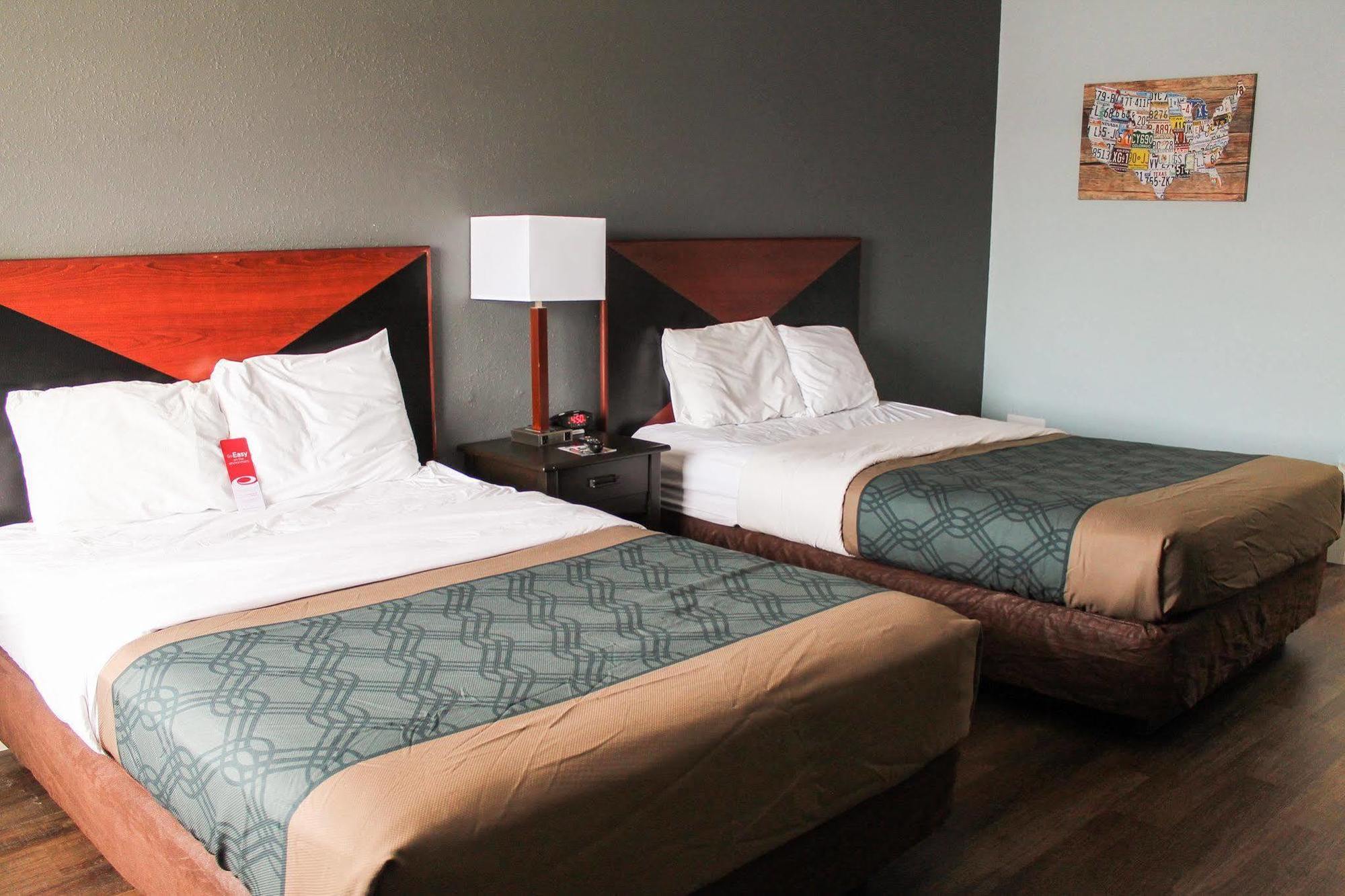 Econo Lodge Inn & Suites South Сандъски Екстериор снимка